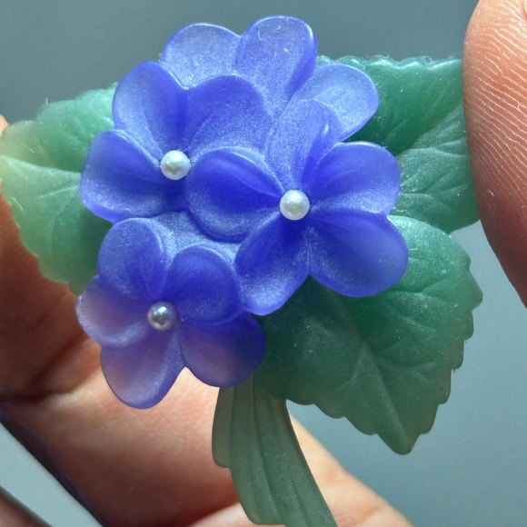 Signed Avon Vintage Brooch “SWEET VIOLET” Purple Flower 2" Frosted Faux Pearls - Picture 1 of 8